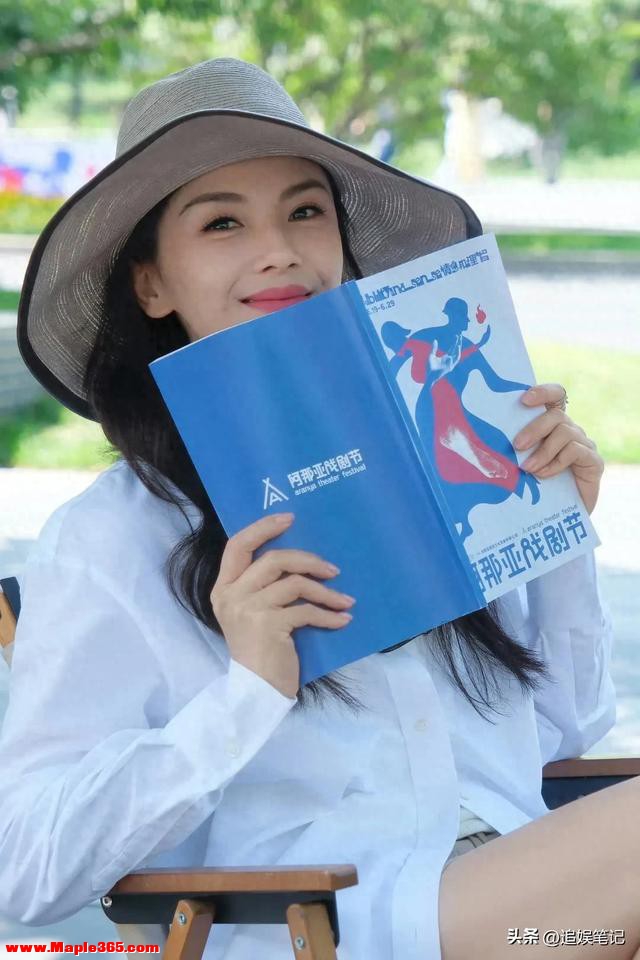 刘涛阿那亚戏剧节生图太能打！47岁状态太绝了