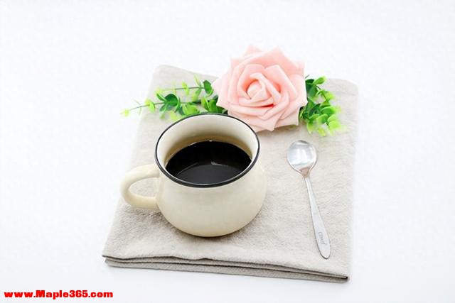 别再只喝热水了！口干舌燥的正确应对方式，很多人都做错了