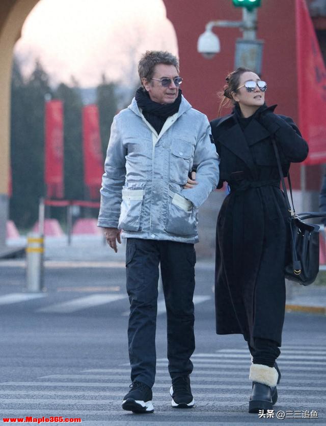 巩俐携丈夫露面，蜂腰宽胯身形丰腴，全裹出镜秒了全场