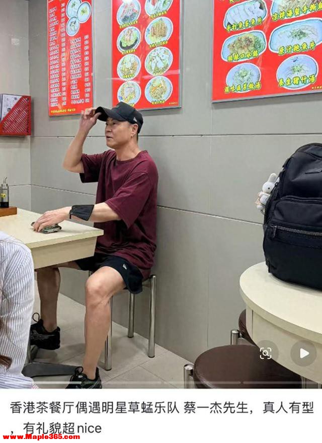 香港偶遇蔡一杰，独自用餐戴帽子遮挡伤疤，脑癌扩散身形愈发消瘦