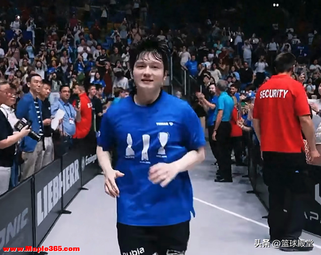 德甲冠军颁奖！樊振东夺MVP，全队高举奖杯合影，退场与队友畅聊