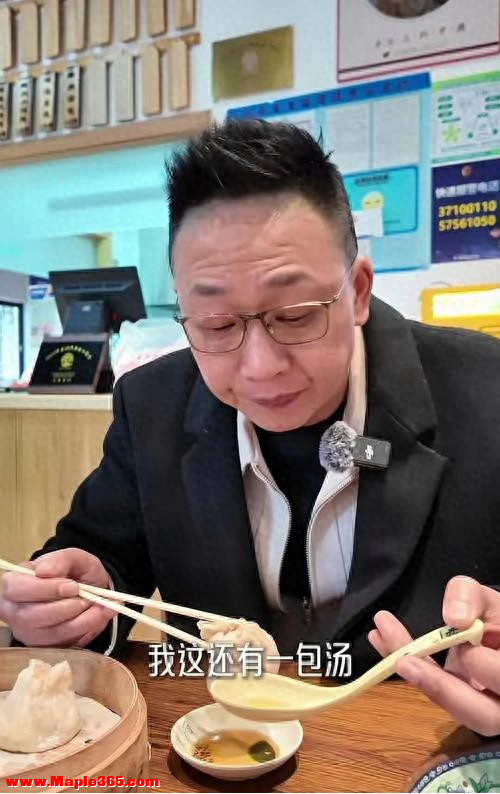 因摔耳机丢了铁饭碗，被迫离开央视后，如今他54岁现身街头当吃播