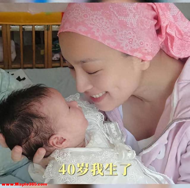 娶了张庭20年，如今56岁妻子晒照片仍貌美如花，他却早早就白了头