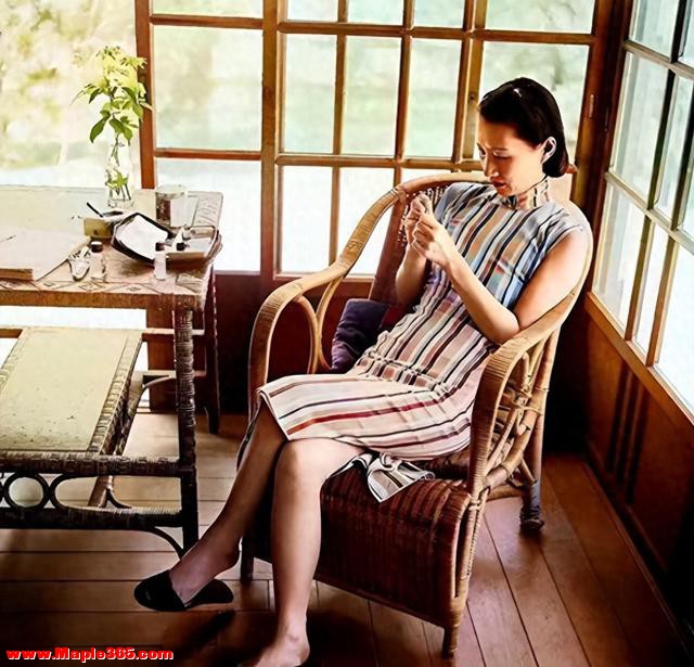 1954年，赵一荻在台湾软禁期间留影，她42岁体态丰腴气质非凡