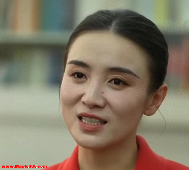 曾被4个男人狂追，跟5婚导演同居5年，如今45岁隐婚多年又火了