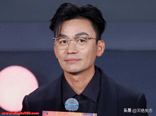 这一夜，“消失” 的王宝强撕碎了百花奖的体面，陈道明的话应验了