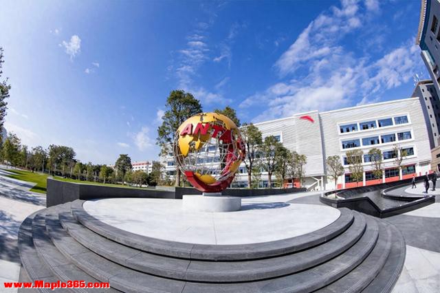 飞机飞才敢发朋友圈，安踏前CEO全家移民美国，几百亿不带税就走