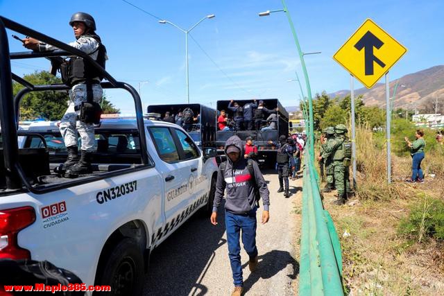 墨西哥恰帕斯州：大批移民登上卡车 被运送前往美国-3.jpg