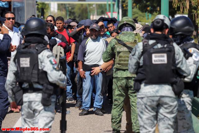 墨西哥恰帕斯州：大批移民登上卡车 被运送前往美国-1.jpg