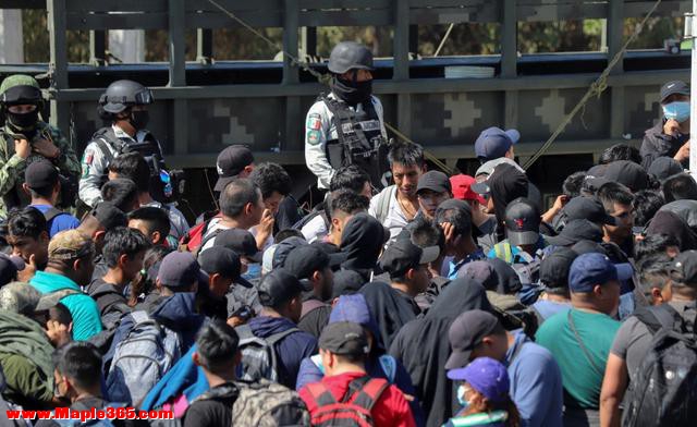 墨西哥恰帕斯州：大批移民登上卡车 被运送前往美国-2.jpg