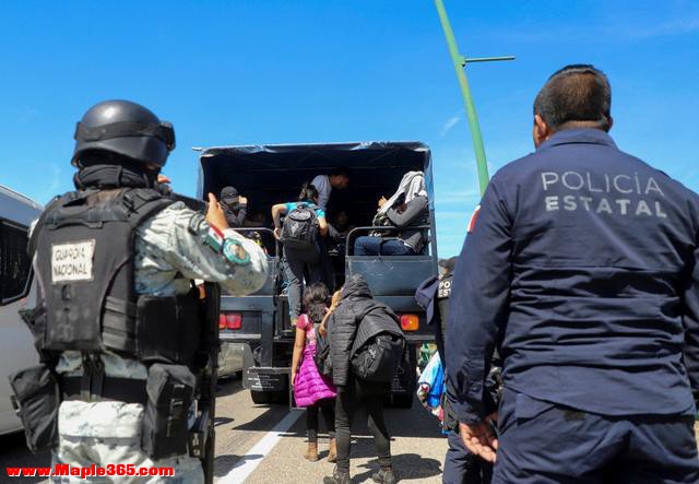 墨西哥恰帕斯州：大批移民登上卡车 被运送前往美国-4.jpg