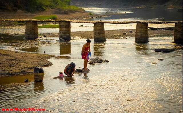 老挝旅游实拍：农村河边居然有女人在露天洗澡洗衣服-1.jpg
