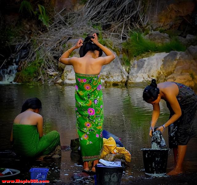 老挝旅游实拍：农村河边居然有女人在露天洗澡洗衣服-2.jpg