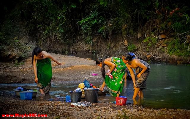 老挝旅游实拍：农村河边居然有女人在露天洗澡洗衣服-3.jpg