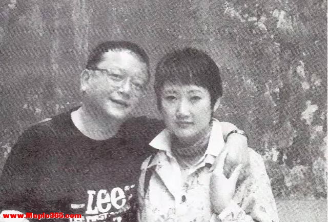 王刚和成方圆离婚21年了，他们的生活差距一目了然-7.jpg
