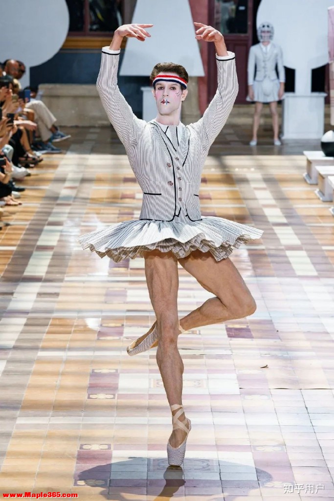 为什么芭蕾风（Balletcore）这种并不日常的穿搭风格会流行起来，不是芭蕾舞者的普通人可以穿吗？-2.jpg