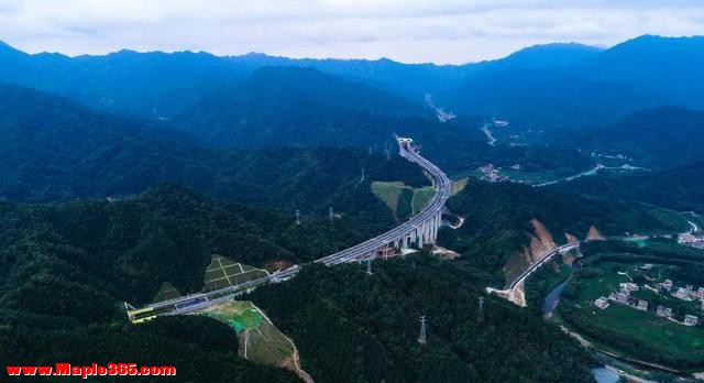 云南这条高速投资高、建设难度大，总投资213.58亿，桥隧比91.26%-2.jpg