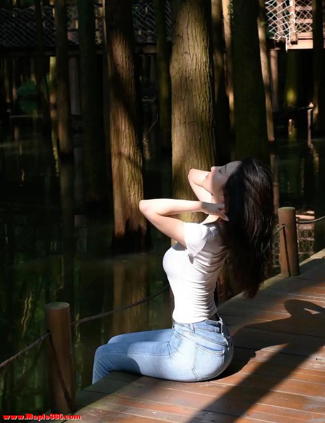 25岁性感美女在森林公园拍的写真照-2.jpg