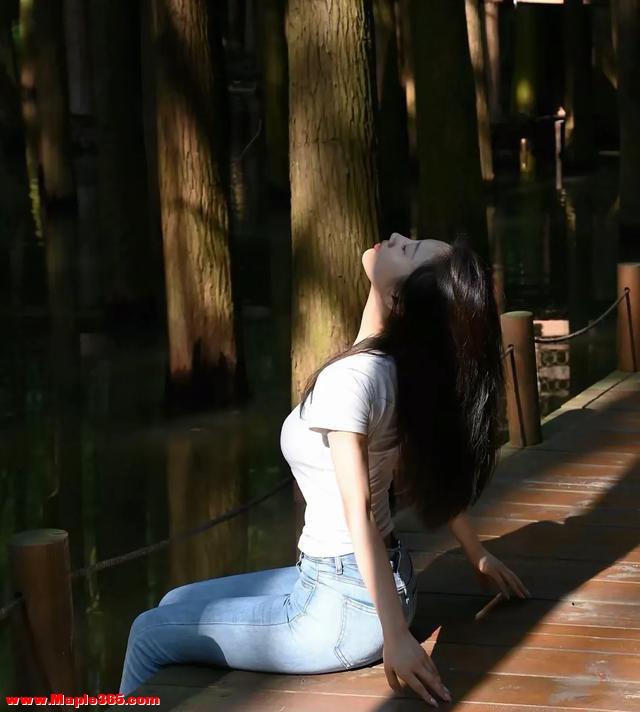 25岁性感美女在森林公园拍的写真照-4.jpg