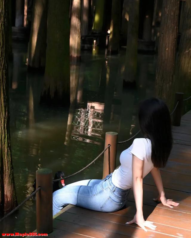 25岁性感美女在森林公园拍的写真照-6.jpg