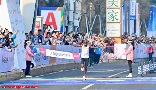 2024重庆马拉松男子组冠军诞生 打破重马赛事记录-1.jpg