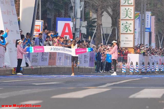 2024重庆马拉松男子组冠军诞生 打破重马赛事记录-2.jpg