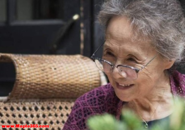 被小年轻“耍大牌”的吴彦姝，86岁独居12年，拼命拍戏却买不起房-35.jpg