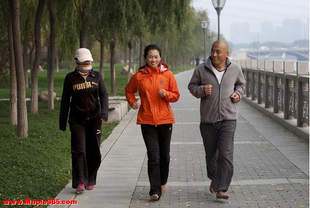 60岁是寿命决定期，无论男女，走路没4个表现，想不长寿都难-14.jpg