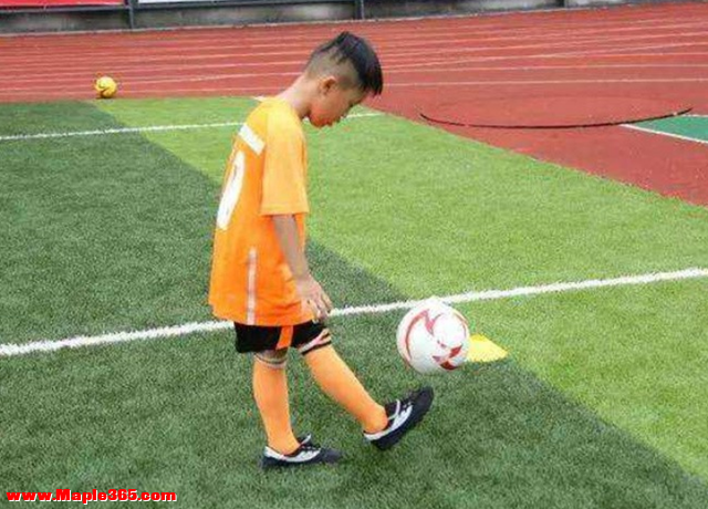 足球神童周了了：6岁被米卢教练看好，誉为未来之星，现成普通人-3.jpg