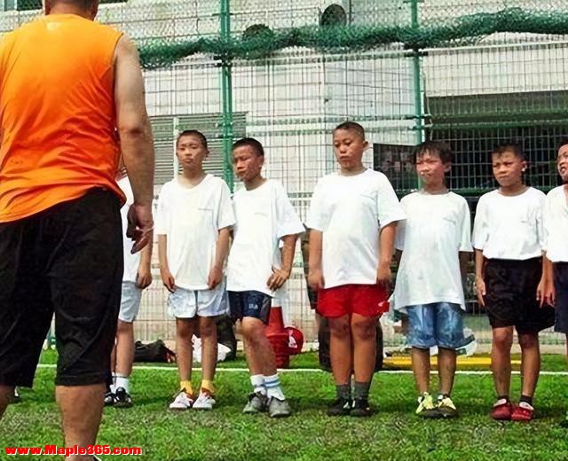 足球神童周了了：6岁被米卢教练看好，誉为未来之星，现成普通人-11.jpg