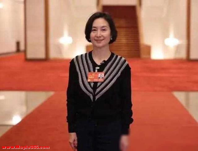 61岁何超琼抵达北京参加大会，戴珍珠耳环真漂亮，精气神十足-3.jpg