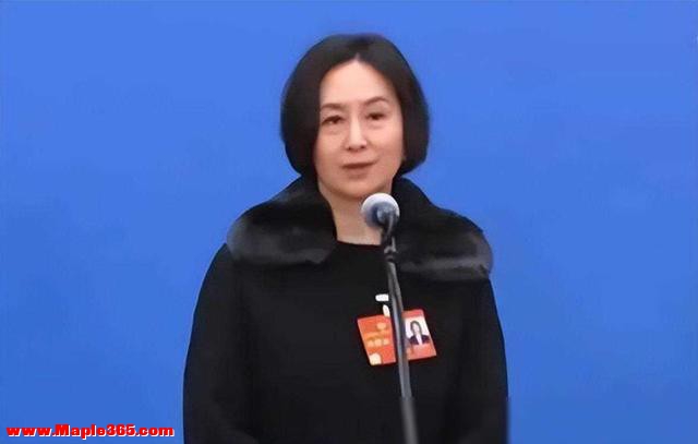 61岁何超琼抵达北京参加大会，戴珍珠耳环真漂亮，精气神十足-5.jpg