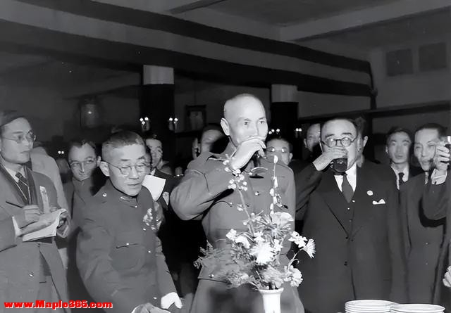 舅舅是蒋介石，1936年他无意撞到警察局长情人的脚，局长扇他耳光-11.jpg