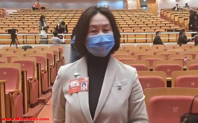 61岁何超琼抵达北京参加大会，戴珍珠耳环真漂亮，精气神十足-7.jpg