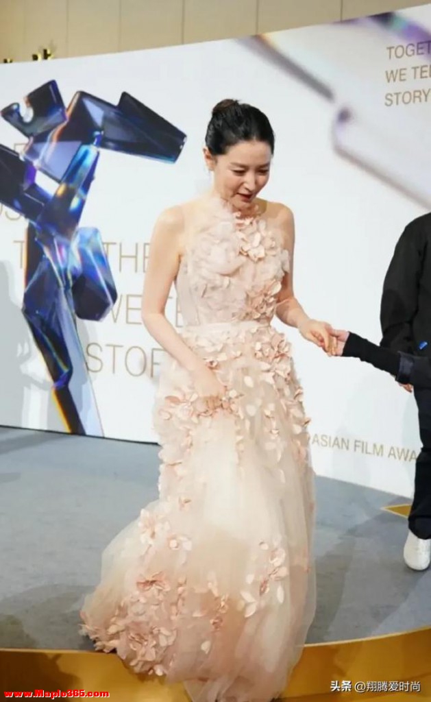 李英爱亚洲电影大奖曝光了，她的“红毯纱裙”绝了，高级又时髦-3.jpg