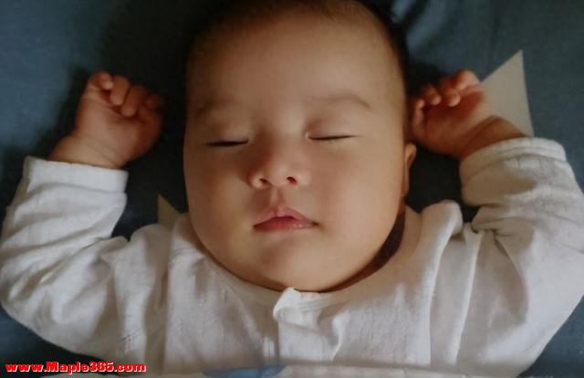 为啥小宝宝睡觉喜欢“投降式”？知道原因后，可别把胳膊拿下来了-1.jpg