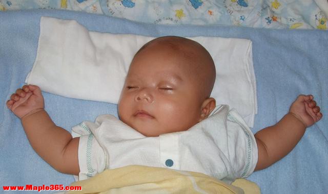 为啥小宝宝睡觉喜欢“投降式”？知道原因后，可别把胳膊拿下来了-2.jpg