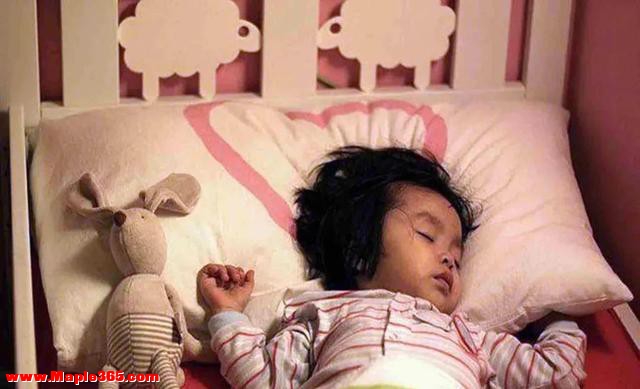 为啥小宝宝睡觉喜欢“投降式”？知道原因后，可别把胳膊拿下来了-4.jpg