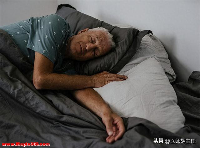不少人被8小时睡眠论忽悠了！50岁以后，最佳的睡眠时长是多少？-1.jpg