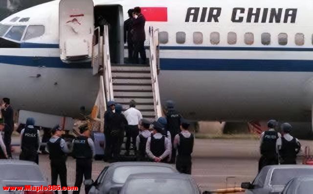 1998年月薪过万的机长袁斌，带妻子劫机逃往台湾省，后来结局如何-10.jpg