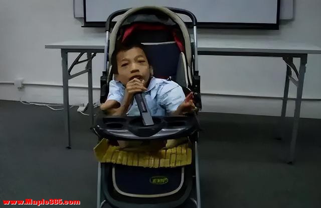 广东小伙李创利：身高80厘米坐婴儿车赚上亿身家，连娶两任美妻-3.jpg