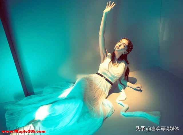 杨颖穿着白色薄纱长裙，配着 迷幻的光影显得温尔优雅，时尚魅力-1.jpg