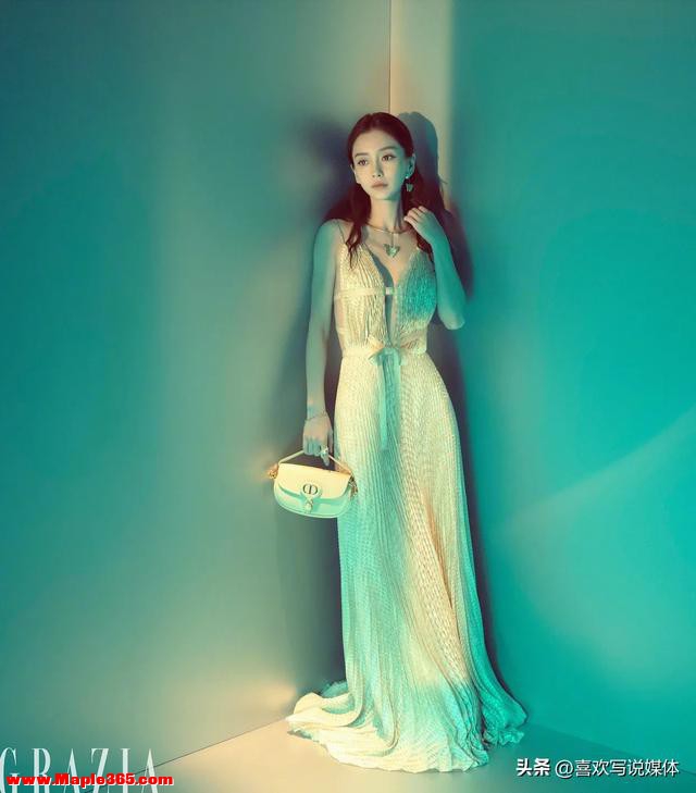 杨颖穿着白色薄纱长裙，配着 迷幻的光影显得温尔优雅，时尚魅力-2.jpg