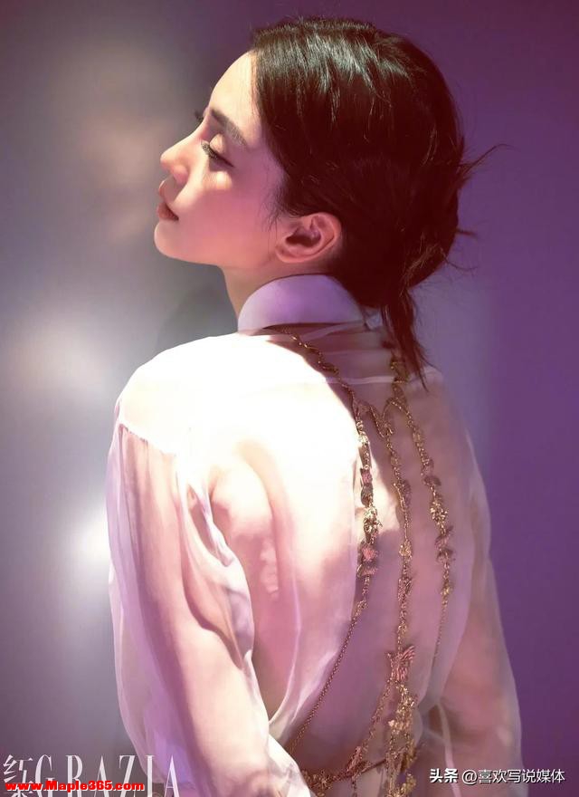 杨颖穿着白色薄纱长裙，配着 迷幻的光影显得温尔优雅，时尚魅力-3.jpg