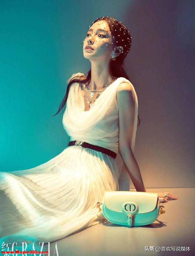杨颖穿着白色薄纱长裙，配着 迷幻的光影显得温尔优雅，时尚魅力-5.jpg