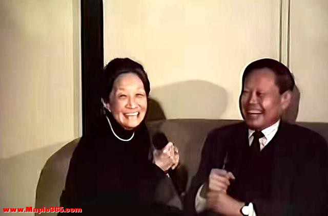 杨振宁纪录片播出，与两任妻子画面皆甜蜜，翁帆的付出获杨家认可-3.jpg