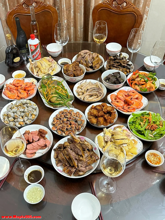 潮汕人的年夜饭真是豪横，一大桌的硬菜不说，还有茅台和XO-1.jpg