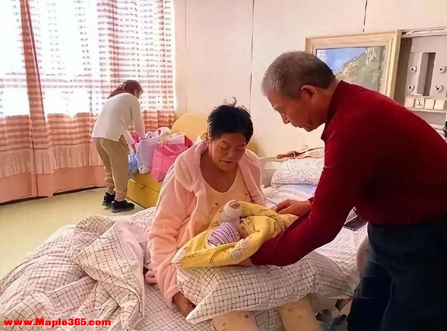 天赐71岁妈妈脑梗二度入院，被多人推进手术室，黄维平签字担忧-1.jpg