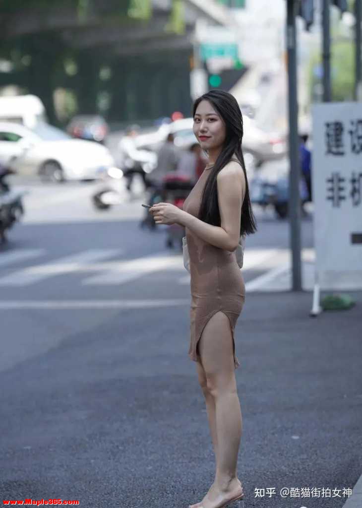 街拍女神：浅褐色开叉包臀裙的时尚女生-2.jpg