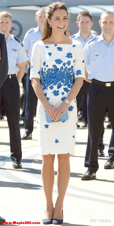 英王室对女性在正式场合的穿衣有着哪些要求？-2.jpg